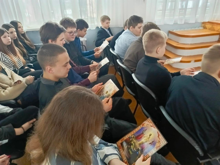 Встреча настоятеля собора  Александра Невского Александра Рябова с учащимися.